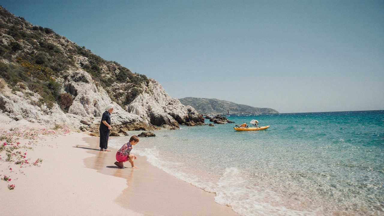 Ребёнок трогает мелкую воду на розовом песке пляжа Элафонисси на Крите, рядом — скалы и дикая растительность.