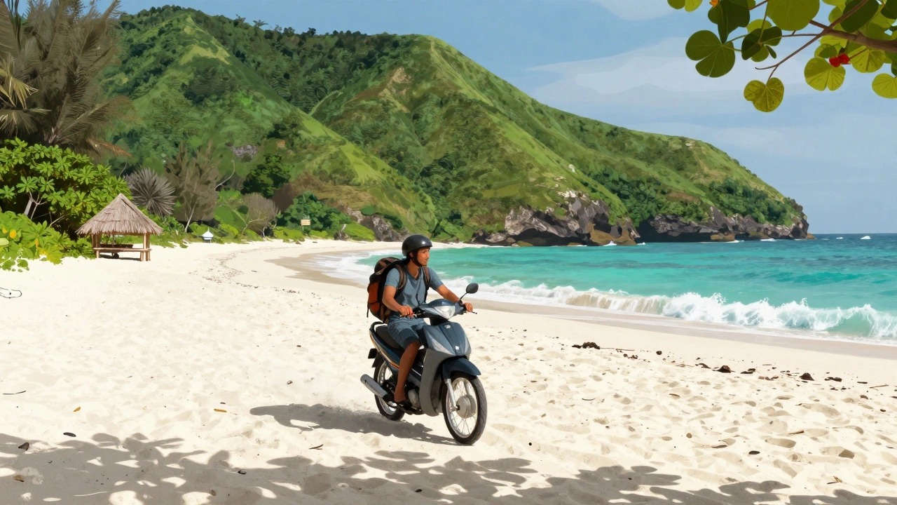 Молодой турист на мотоцикле едет по пустынному пляжу в Ломбоке, Индонезия.