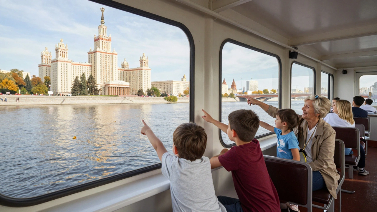 Семья наблюдает за достопримечательностями из окна теплохода на Москве-реке днем.