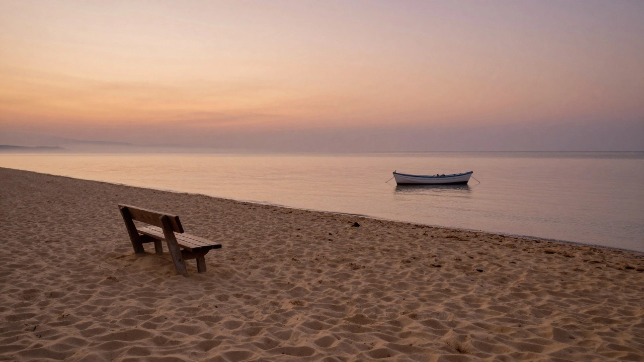 Болгарский пляж на закате с деревянной скамейкой и лодкой в спокойном море.