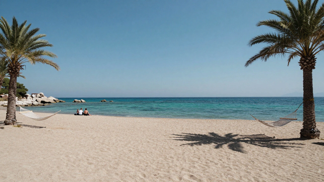 Скрытая турецкая бухта с пустым пляжем и тремя людьми у воды в июне.