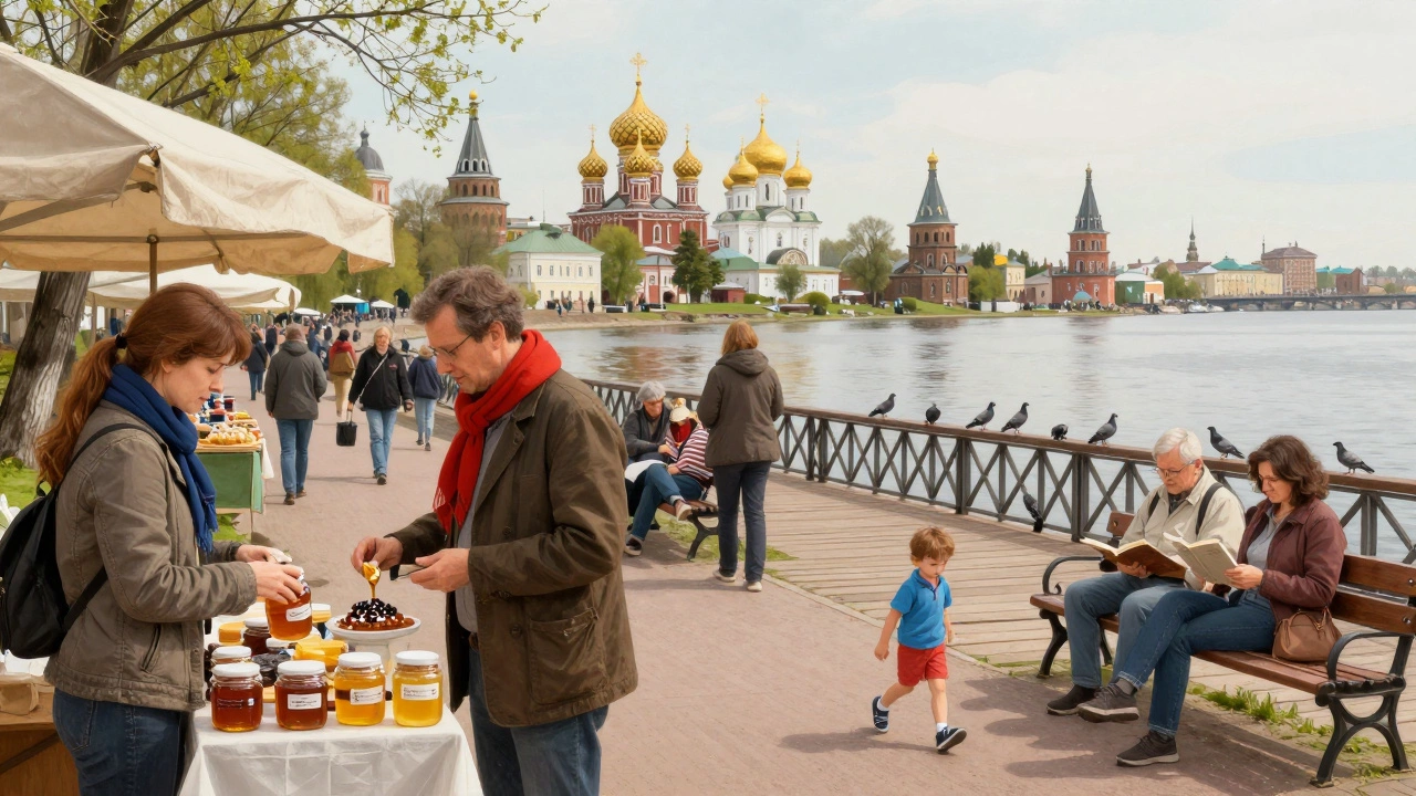 Туристы на пристани Волги в мае: покупают местные продукты, отдыхают у пирса, старинная архитектура на фоне.
