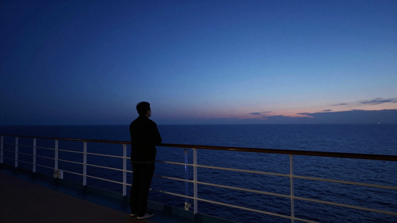 Пассажир на палубе лайнера смотрит на бескрайний океан под звездным небом