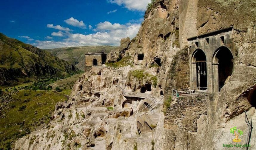 Вардзиа: высеченный в скале древний город-монастырь (Грузия)